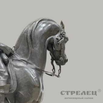 фото — бронзовая статуя «карл i верхом на коне». европа, 19 век